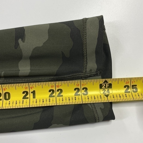 Athleta Ultimate 7/8 Camo Tights Leggings With Thigh Pockets Size Medium - Picture 13 of 13